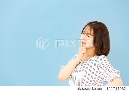 Young woman, 20s, casual, anxious Young woman, 20s, casual, anxious 111735982