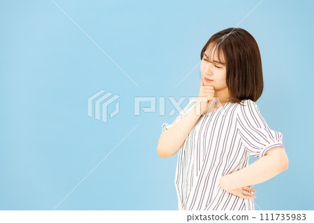 Young woman, 20s, casual, anxious 111735983