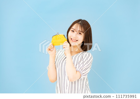 Young woman 20s money wallet 111735991