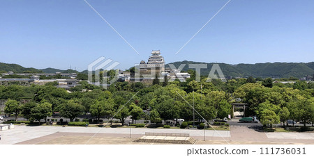姬路城下町、鬱鬱蔥蔥的青山和世界遺產姬路城的全景 111736031