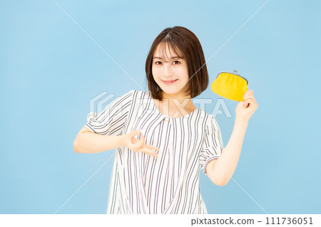 20多歲的年輕女子錢錢包 111736051