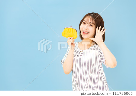 20多歲的年輕女子錢錢包 111736065