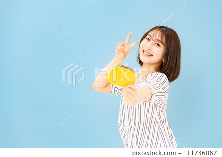 Young woman 20s money wallet piece 111736067
