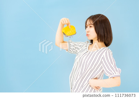 Young woman in her 20s worried about money and wallet Young woman in her 20s worried about money and wallet 111736073
