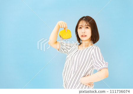 Young woman in her 20s worried about money and wallet Young woman in her 20s worried about money and wallet 111736074