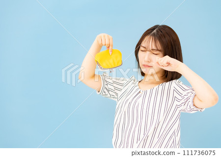 Young woman in her 20s worried about money and wallet Young woman in her 20s worried about money and wallet 111736075