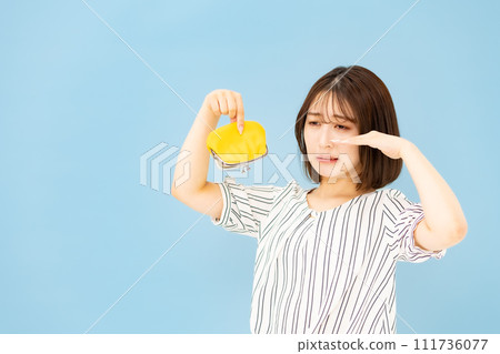 Young woman in her 20s worried about money and wallet 111736077