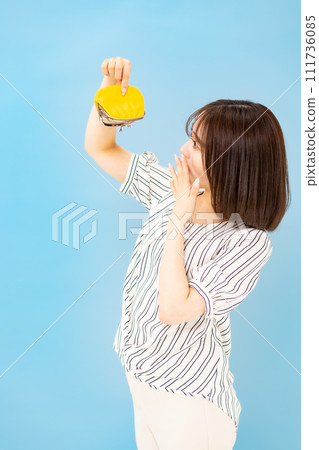 Young woman in her 20s worried about money and wallet, vertical position 111736085