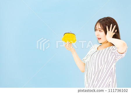 Young woman in her 20s worried about money and wallet Young woman in her 20s worried about money and wallet 111736102