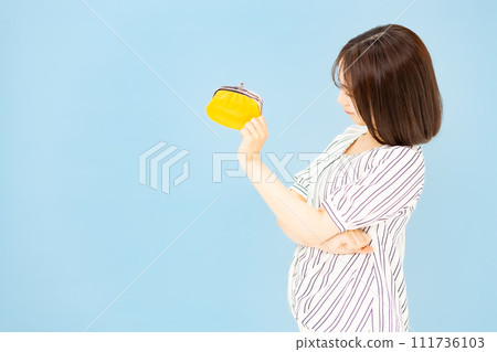 Young woman in her 20s worried about money and wallet 111736103