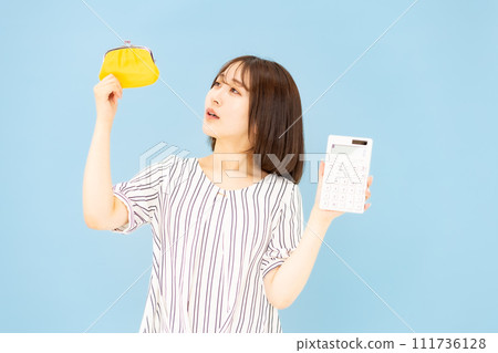 20 多歲的年輕女性擔心錢包和計算器 111736128
