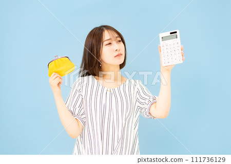 20 多歲的年輕女性擔心錢包和計算器 111736129