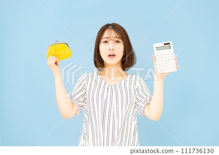 20 多歲的年輕女性擔心錢包和計算器 111736130