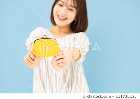 20多歲的年輕女子皮夾零件 111736155