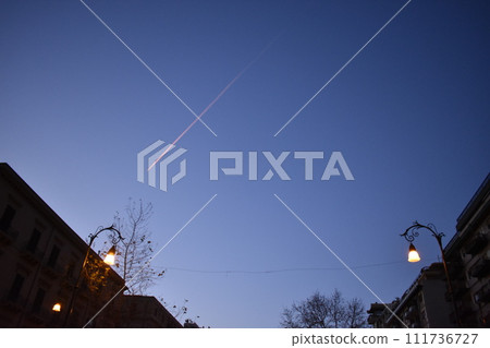 清晨晴朗的天空中畫出的一條直線 清晨晴朗的天空中畫出的一條直線 111736727