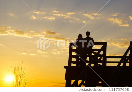 兩個人一起看日落。 111737608