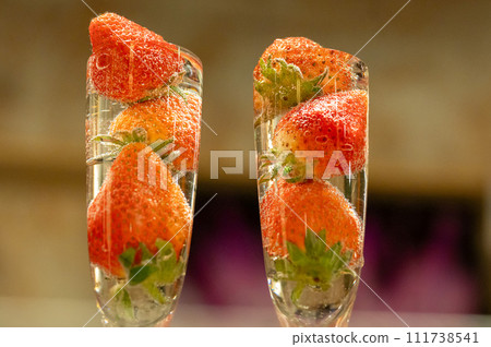 玻璃杯裡的草莓糖果 111738541