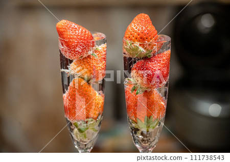 玻璃杯裡的草莓糖果 111738543