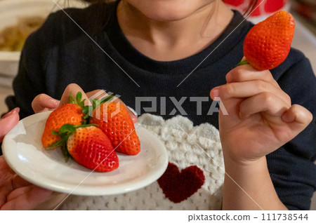 Children who eat strawberries 111738544