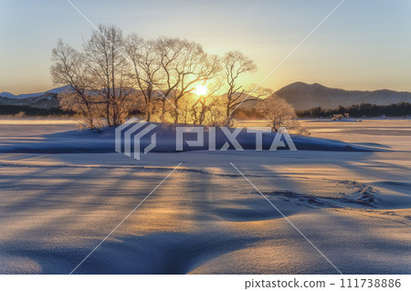 福島縣北鹽原村，日野原湖，冬天的早晨 111738886