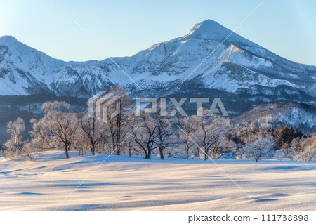 福島縣北鹽原村，日野原湖，冬天的早晨 111738898