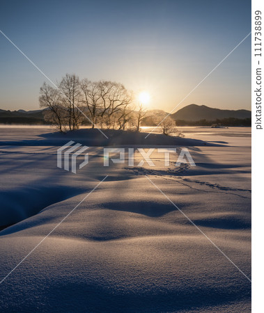 福島縣北鹽原村，日野原湖，冬天的早晨 111738899