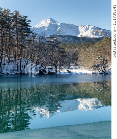 福島縣白雪皚皚的磐梯山和弁天沼 111739245
