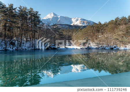 福島縣白雪皚皚的磐梯山和弁天沼 111739246
