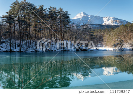 福島縣白雪皚皚的磐梯山和弁天沼 福島縣白雪皚皚的磐梯山和弁天沼 111739247