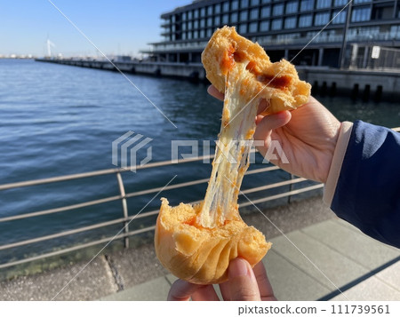 A pizza bun with stretchy cheese; a Chinese bun with plenty of cheese in the cross-section. 111739561