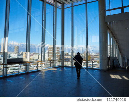 冬季，遊客在松本車站大樓內拍攝風景 111740018