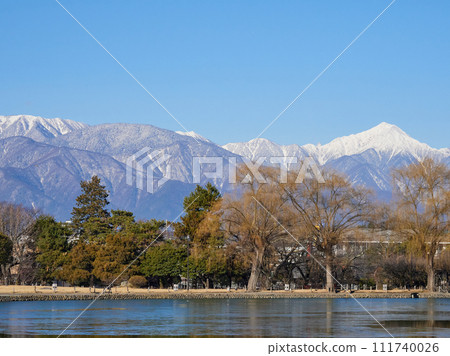 松本市冬季城市景觀與雪山風景 111740026
