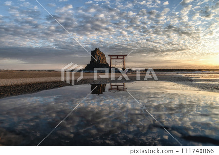 福島縣磐城市名古海岸的鳥居和日出 福島縣磐城市名古海岸的鳥居和日出 111740066