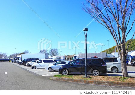 Scenery of the Nihonzaka parking area, crowded with many cars, in Yaizu City, Shizuoka Prefecture 111742454