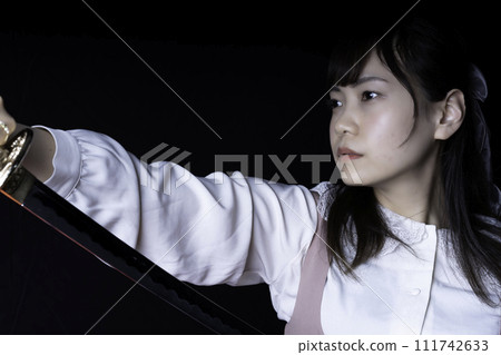 一個女人拔出一把日本刀 111742633