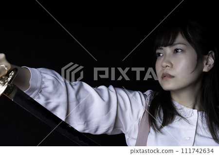 一個女人拔出一把日本刀 111742634