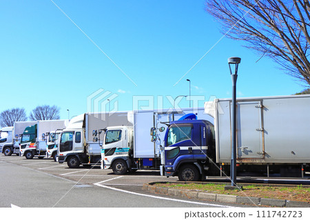 Scenery of the Nihonzaka parking area, crowded with many cars, in Yaizu City, Shizuoka Prefecture 111742723
