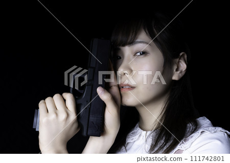 拿著模型槍的女人 111742801