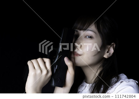 拿著模型槍的女人 111742804