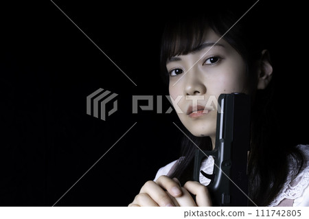 拿著模型槍的女人 111742805