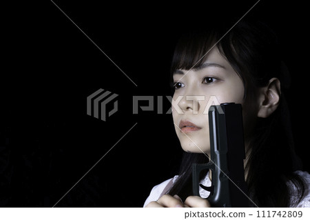 拿著模型槍的女人 111742809