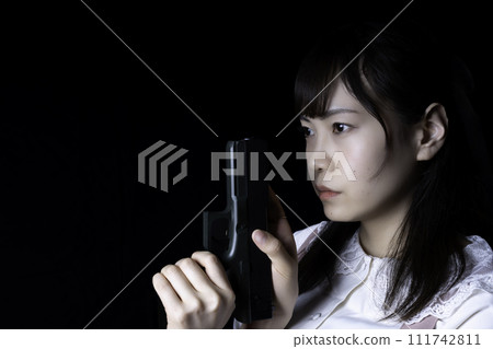 拿著模型槍的女人 111742811