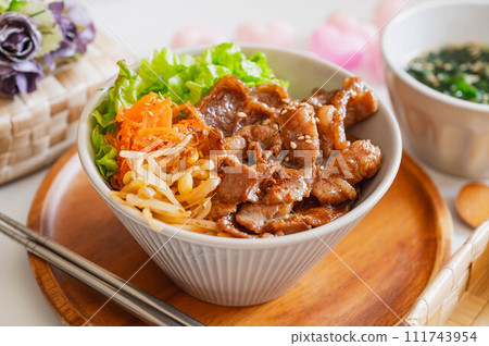 Bibimbap style beef yakiniku bowl 111743954