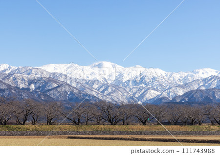 春天的越後三山，殘雪潔白，閃閃發光 111743988