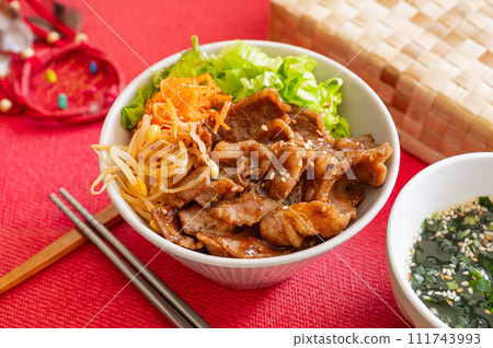 Easy bibimbap bowl 111743993