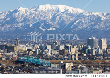 Shinkansen running with the Tateyama mountain range in the background Shinkansen running with the Tateyama mountain range in the background 111744011