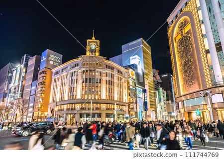 日本東京2月的城市景觀...銀座（夜景）像冠狀病毒大流行之前一樣擠滿了外國遊客...邁向新時代= 18日 111744769