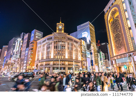 日本東京2月的城市景觀...銀座(夜景)像冠狀病毒大流行之前一樣擠滿了外國遊客...邁向新時代= 18日 日本東京2月的城市景觀...銀座(夜景)像冠狀病毒大流行之前一樣擠滿了外國遊客...邁向新時代= 18日 111744770
