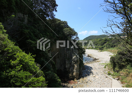 從高知縣土佐清水市的海濱長廊看到的白山洞窟 從高知縣土佐清水市的海濱長廊看到的白山洞窟 111746600