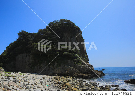 Hakusan Cave seen from the coast, Tosashimizu City, Kochi Prefecture Hakusan Cave seen from the coast, Tosashimizu City, Kochi Prefecture 111746821